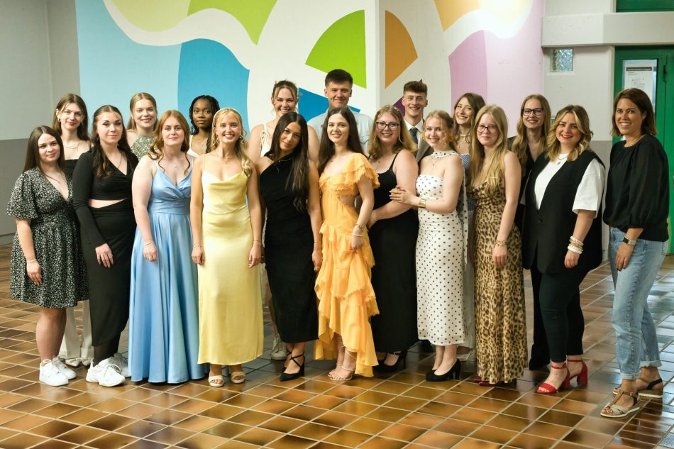 Insgesamt 16 Schülerinnen und ein Schüler freuen sich über ihr bestandenes Abitur am Beruflichen Gymnasium des Reckenberg-Berufskollegs.