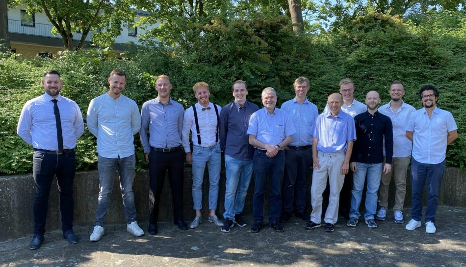 Über ihren Abschluss als staatl. geprüfte Techniker der Heizungs-, Lüftungs- und Klimatechnik am Reckenberg-Berufskolleg freuen sich die Absolventen mit Fachlehrern und Bildungsgangverantwortlichen.