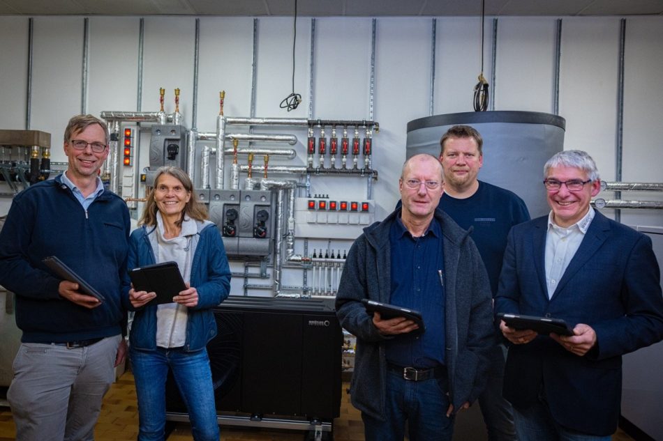 Freuen sich über die neue Technik in der SHK-Lehrwerkstatt (v.l.): Wigbert Hammschmidt und Anke Petermann vom Reckenberg-Berufskolleg sowie dert Lehrlingswart der SHK-Innung Bertram Barzak, der Leiter der Lehrwerkstatt Dirk Hübner und Obermeister Thomas Kolmhuber.