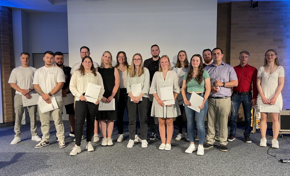 Abschlussjahrgang 2023 der Fachkräfte für Lebensmitteltechnik: (v.l. Cosmin Ratunzeanu, Ramon Hilbrecht, Ilyas Heitz, Marvin Becker, Kira-Marie Bedding, Nadine Bader, Sophia Marmulla, Megan Brooks, Lukas Schuwchow, Carla Spitczok von Brisinski, Lorine Populoh, Yara Naß, Max Gaberer, Viktor Schlothauer, Leon Gadhöfer, Tarja Schimming)