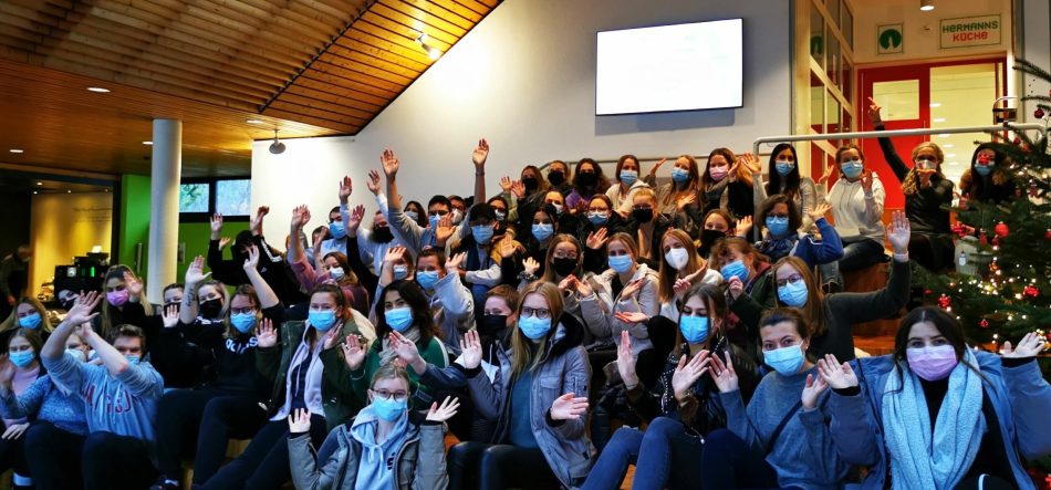 Mit insgesamt 55 Studierenden und drei Lehrkräften der Fachschule für Sozialpädagogik fand das mehrtägige Seminar im Haus Neuland in Bielefeld statt. Thematisch drehte sich alles um Partizipation und Teilhabe von Kindern und Jugendlichen.
