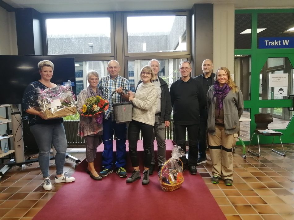 Neben guten Wünschen für den Ruhestand erhielt Hausmeister Jürgen Schwarzer auch zahlreiche Präsente. V.l. Lehrervertreterin Nicole Rüter, Gudrun Dageroth (Ehefrau des scheidenden Hausmeisters), Jürgen Schwarzer, Schulleiterin Elke Brost, stellv. Schulleiter Jens Rybak, Hausmeister Andreas Wolff, Uwe Supplie vom Bereich Gebäudewirtschaft beim Kreis Gütersloh und Hausmeisterin Daniela Birkholz.
