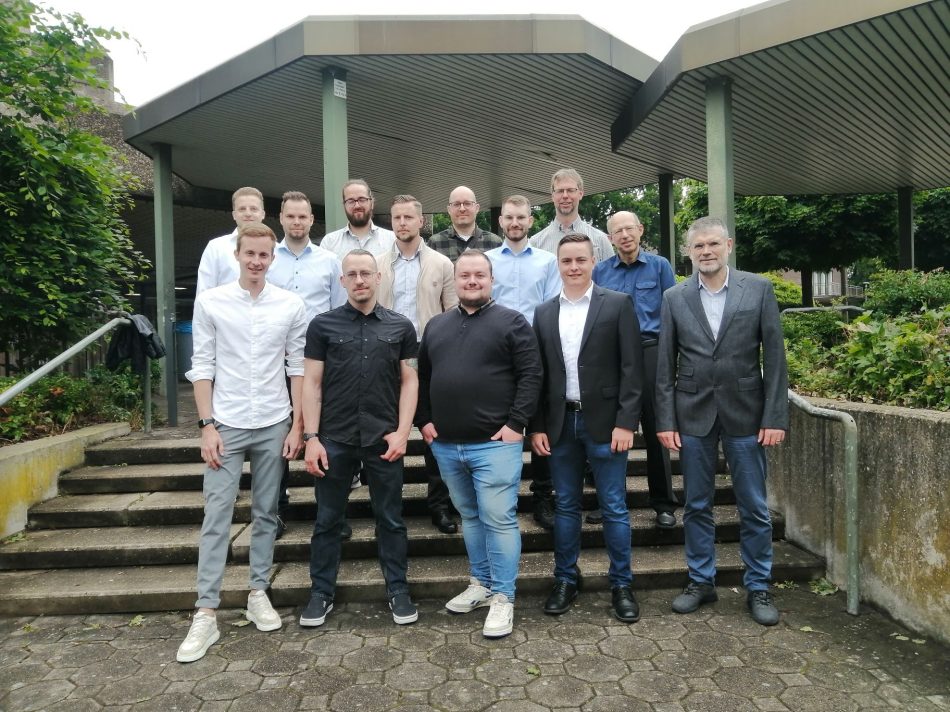 Über ihren Abschluss als staatl. geprüfte Techniker der Heizungs-, Lüftungs- und Klimatechnik sam Reckenberg-Berufskolleg freuen sich die Absolventen mit Fachlehrern und Bildungsgangverantwortlichen.