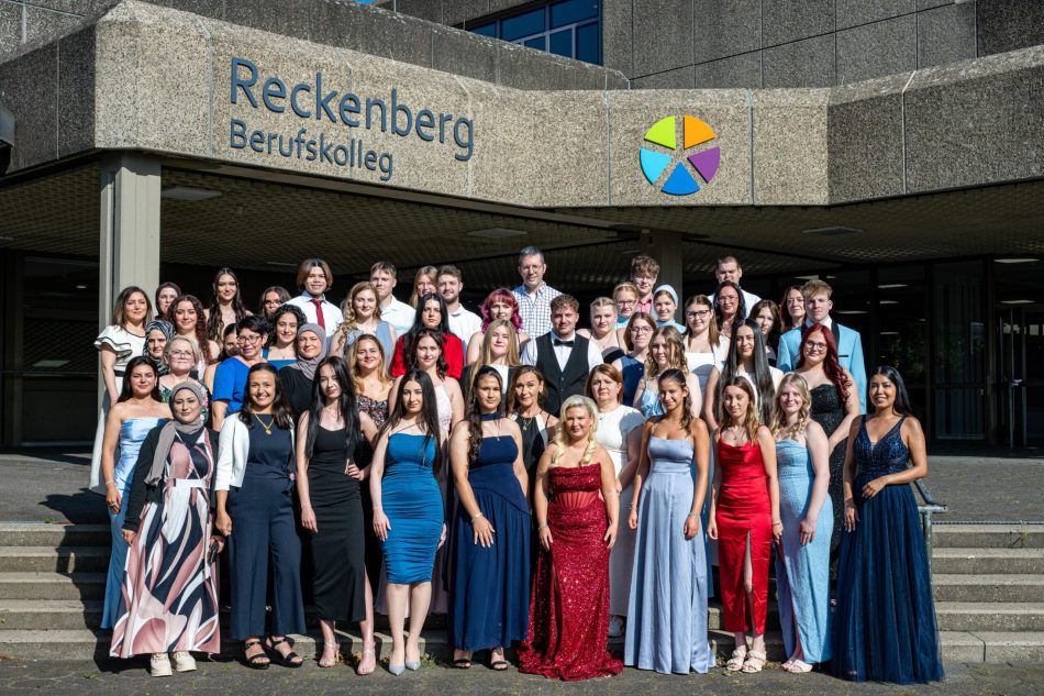 Ihren Schul- und Berufsabschluss in der Tasche haben die frisch gebackenen staatl. geprüften Kinderpfleger/innen und staatl. geprüften Sozialassistenten/innen vom Reckenberg Berufskolleg.