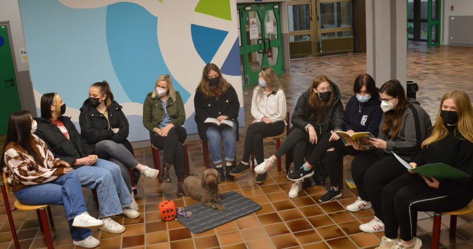 Kinderpflegerklasse mit Therapiehung