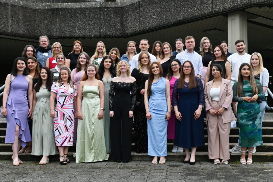 Die Klassenlehrinnen Anne Meckmann, Petra Jendrichowski, Tanja Meierhenrich, Adriane Hollenbeck und Svenja Kröger (oben v. l.) freuten sich gemeinsam mit dem Absolventen der Berufsfachsuchulen.