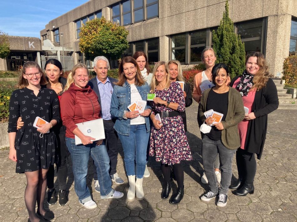 Das Kernteam des Projekts SOL – selbstorganisiertes Lernen – organisierte gemeinsam mit Gastreferent Dr. Martin Herold (4.v.l.) die Lehrer/innen-Fortbildung am Reckenberg-Berufskolleg. V.l. Katharina Hosbach, Zorica Nikolova, Katharina Baumeister, Dr. Martin Herold, Fabiola Linnenberg-Masi, Stefanie Weimann, Melanie Ort, Meike Hagemeier, Johanna Sandmeyer, Binu Zacharias und Sissi Theunissen.