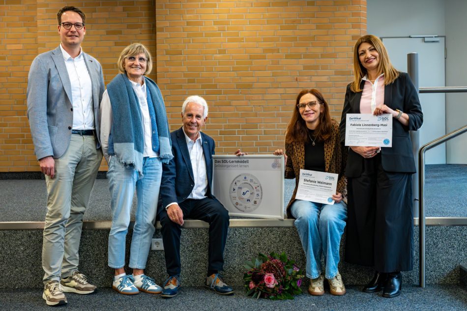 Freuen sich über die Zertifizierungen im Selbstorganisierten Lernen am Reckenberg Berufskolleg, v.l. Abteilungsleitung Bildung Kreis Gütersloh Thomas Becker, Schulleiterin Elke Brost, Geschäftsführer und Gründer des SOL-Instituts Dr. Martin Herold, Pädagogin und Lernmasterin Stefanie Weimann und Pädagogin und Innomasterin Fabiola Linnenberg-Masi.