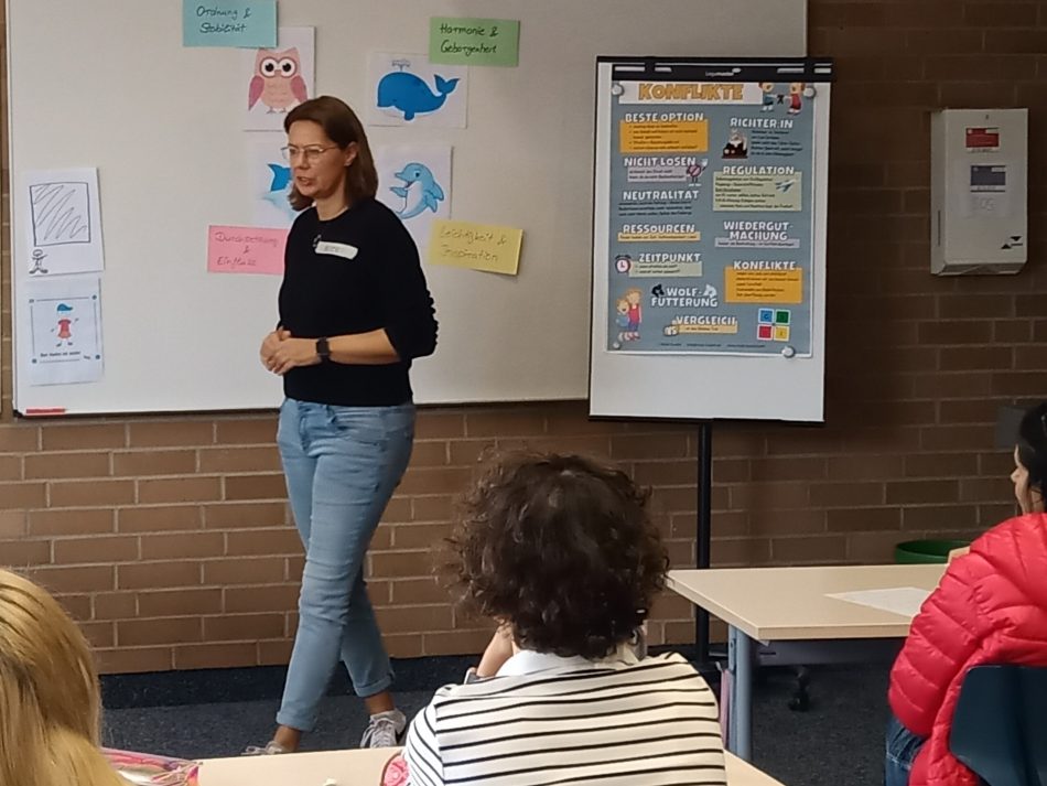 Im Fachseminar "Wie kann ich mit Kindern im Kita-Alltag sinnstiftend kommunizieren und somit gleichsam Konflikten vorbeugen?" wurden angehende Kinderpfleger/innen, die zur Zeit ihre Ausbildung am Reckenberg Berufskolleg Rheda-Wiedenbrück absolvieren, von Konflikt- und Resilienztrainerin Nicki Tuschl geschult.