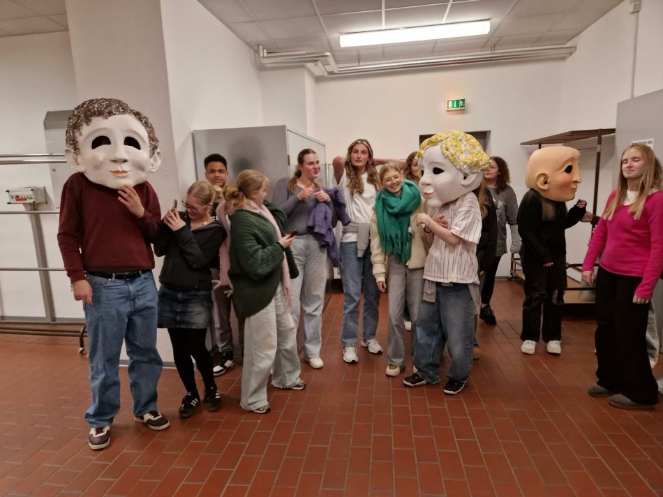 Schülerinnen und Schüler des Differenzierungskurs Theaterpädagogik, der für das Berufliche Gymnasium angeboten wird, hatten einen spannenden Besichtungsgungs- und Workshoptag im Bielefelder Stadttheater.