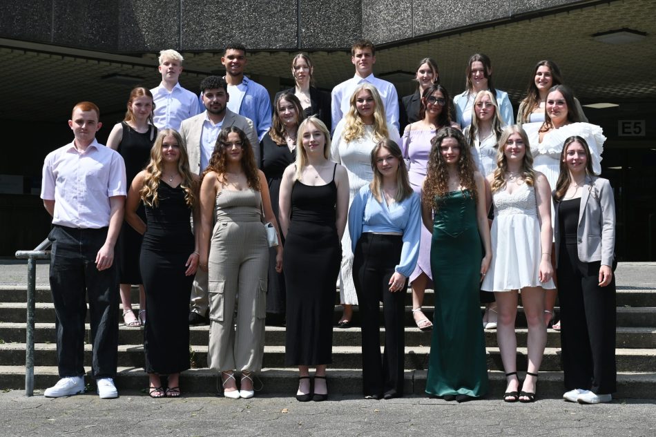 Insgesamt 22 Schülerinnen und zwei Schüler freuen sich über ihr bestandenes Abitur am Beruflichen Gymnasium des Reckenberg-Berufskollegs.