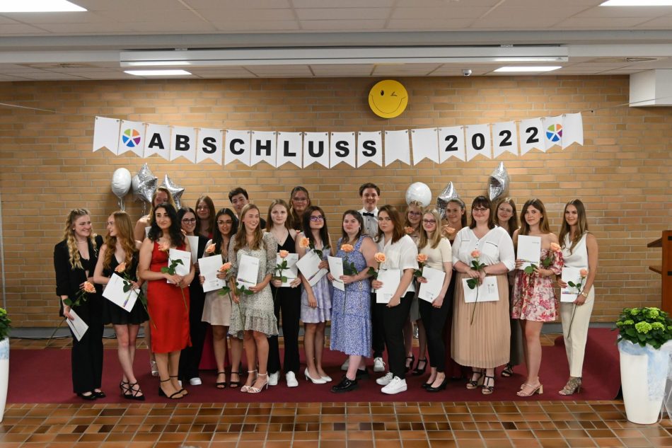 Insgesamt 18 Schülerinnen und zwei Schüler freuen sich über ihr bestandenes Abitur am Beruflichen Gymnasium des Reckenberg-Berufskollegs.